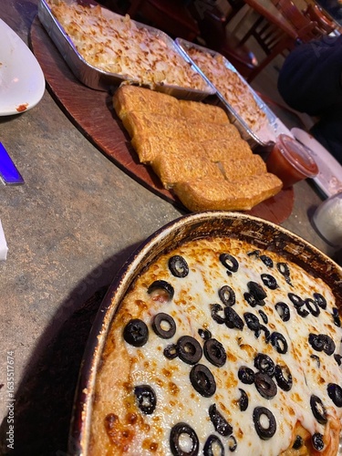 pizza en sartén, pasta y bastones de pan - estilo americano