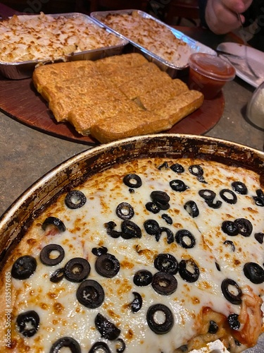 pizza en sartén, pasta y bastones de pan - estilo americano