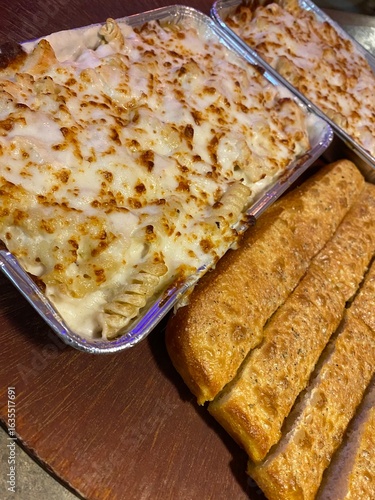 pizza en sartén, pasta y bastones de pan - estilo americano