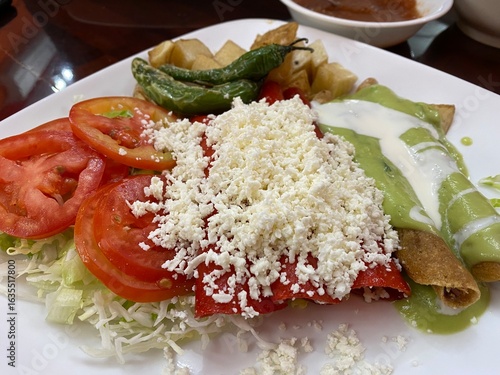 Enchiladas rojas y Flautas - Comida Mexicana