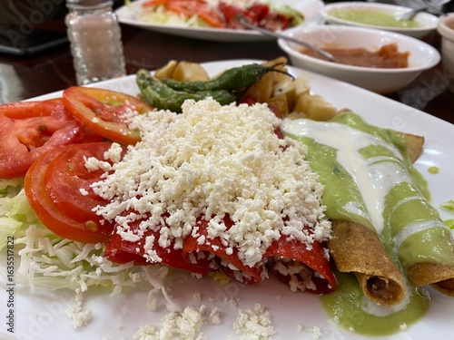 Enchiladas rojas y Flautas - Comida Mexicana