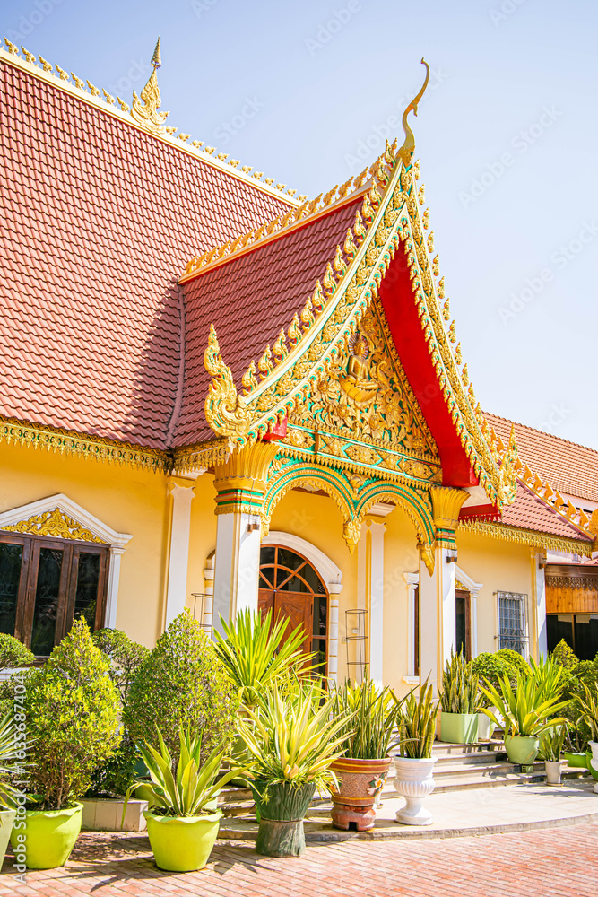 Fototapeta premium intricate golden decor on a temple