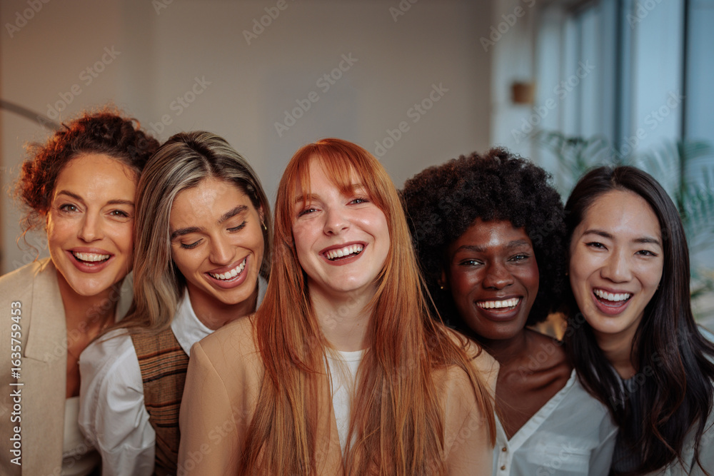 Obraz premium Five smiling businesswomen in their office