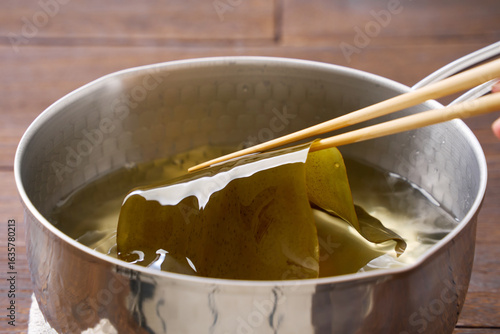 昆布出汁｜雪平鍋で昆布を戻している出汁の準備工程