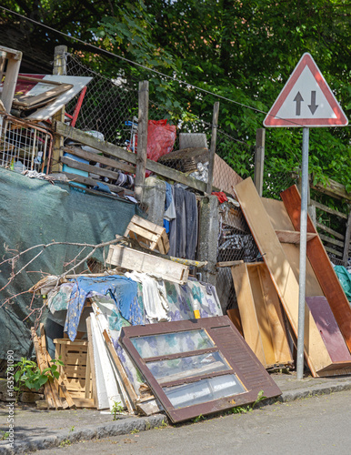 Tableau sur toile Trash Waste Garbage Clutter Bunch of Old Things Pile of Junk Hoarder House Probl