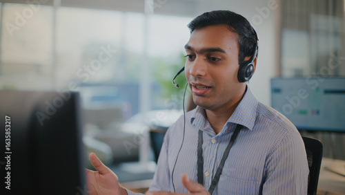 Tableau sur toile Helpful Indian man at call center offers expert tech support