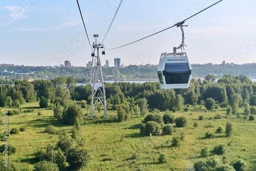 Фотография Cable car gracefully traverses above lush greenery in Nizhny Novgorod