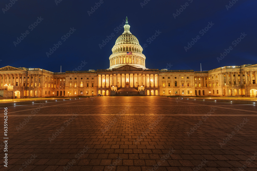 Fototapeta premium US Capitol building at night, Washington DC, USA.