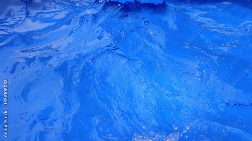 Wasserwellen Slowmotion im Pool mit Wasserbergen 