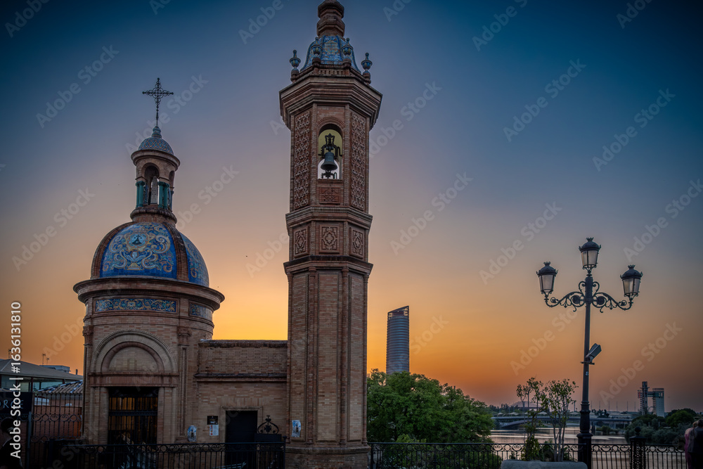 Fototapeta premium Sevilla, España. 1 de julio de 2025. Las amplias calles arboladas cerca del centro histórico de Sevilla, España,