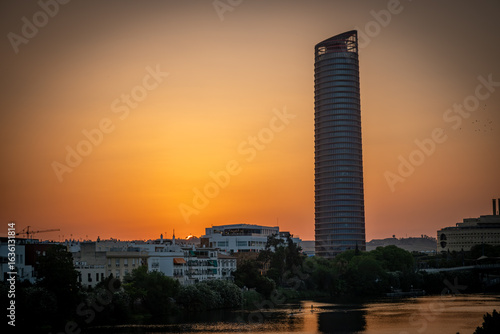 Sevilla, España. 1 de julio de 2025. Las amplias calles arboladas cerca del centro histórico de Sevilla, España,
