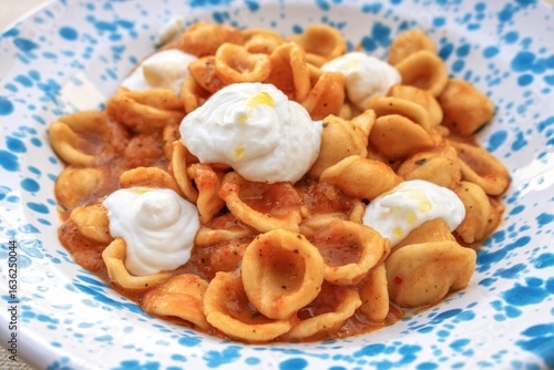 martina franca, italien - traditionelles pastagericht orecchiette in apulien