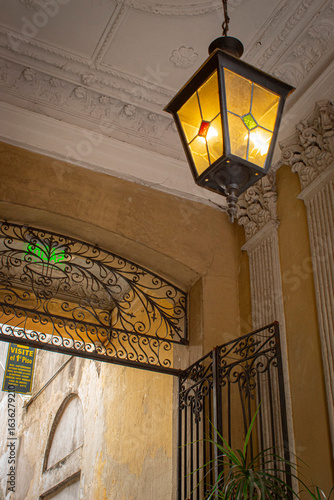 farol en un patio interior detalles molduras