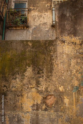 pared medianera antigua exterior de patio