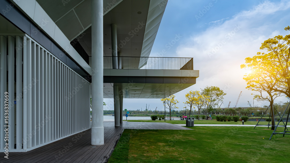 Fototapeta premium Modern Architectural Structure with Green Surroundings in Open Space