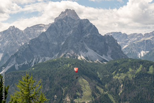 Wallpaper Mural Gleitschirmflieger über dem Pustertal Torontodigital.ca