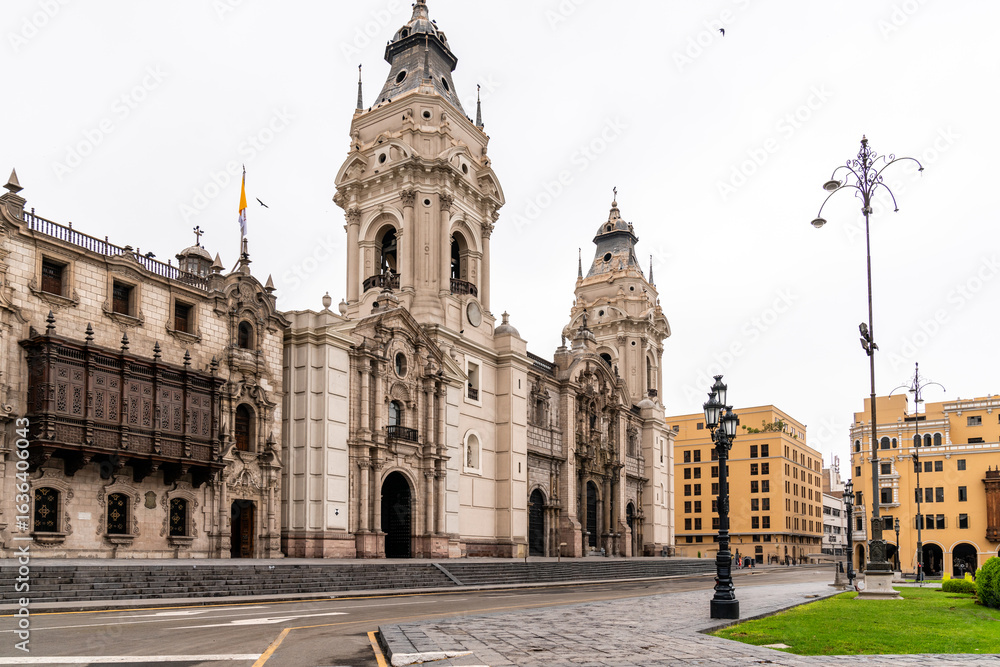 Fototapeta premium Die Kathedrale von Lima mit ihrer prunkvollen Fassade und den Türmen in der historischen Altstadt
