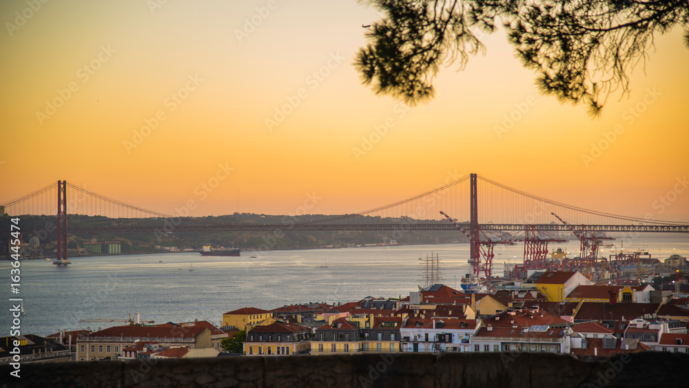 Obraz premium Lisbon, Portugal - July 7 2025: The Stunning panoramic sunset view from the top of Castelo St. Jorge in Lisbon Portugal