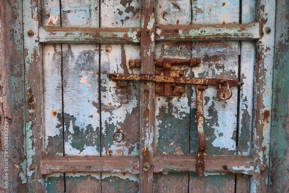 Naklejka premium old door and rusted lock in mattancherry street fort kochi