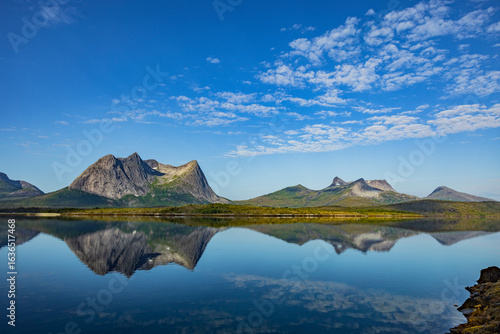 Spiegelung der Gebirge in den Ofoten n Norwegen