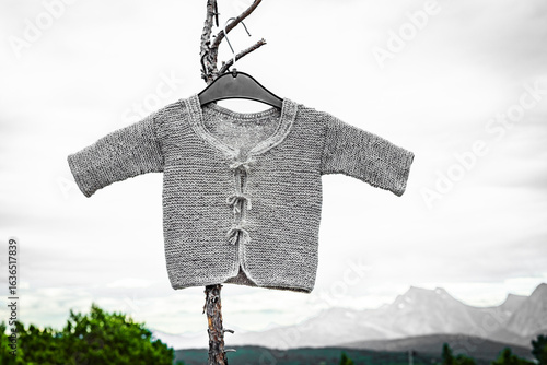 Strickjacke in Grau im alpinen Trachtenstil