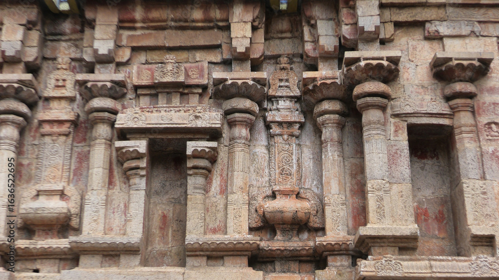 Closeup of carved stone walls at Kasi Viswanathar Temple, Kumbakonam, Tamil Nadu, India Closeup of carved stone walls at Kasi Viswanathar Temple, Kumbakonam, Tamil Nadu, India