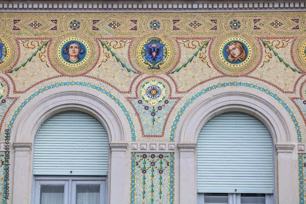 Obraz premium triest, italien - fenster mit jugendstilfassade an einem alten haus