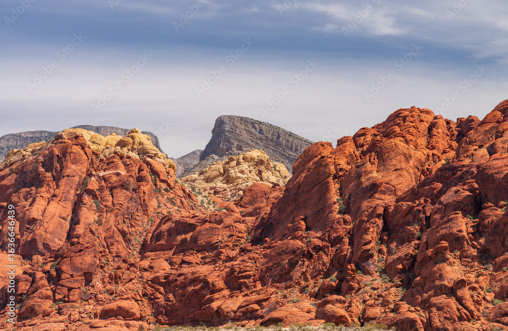 Obraz premium Dramatica panorama of the red rocks of Red Rock Canyon in Nevada seen from the Visitor center near Las Vegas