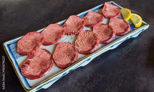 皿に盛り付けられた特上牛タン・焼き肉