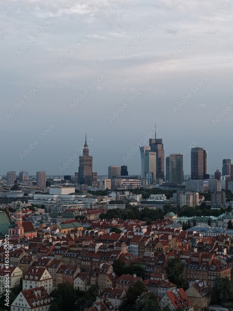 Fototapeta premium Widok z drona na centrum Warszawy, wieżowce, na przodzie widać stare miasto z pięknymi starymi budynkami ceramicznymi dachami 