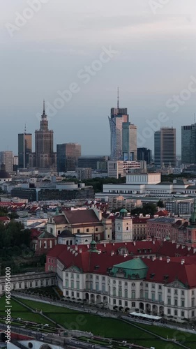 Widok z drona na centrum Warszawy, wieżowce, na przodzie widać stare miasto z pięknymi starymi budynkami  ceramicznymi dachami 