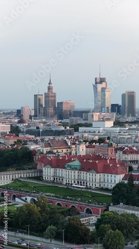 Widok z drona na centrum Warszawy, wieżowce, na przodzie widać stare miasto z pięknymi starymi budynkami  ceramicznymi dachami 