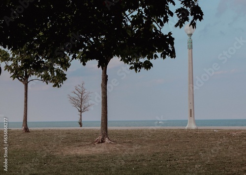Foto streetlight aside the lakeside beach
