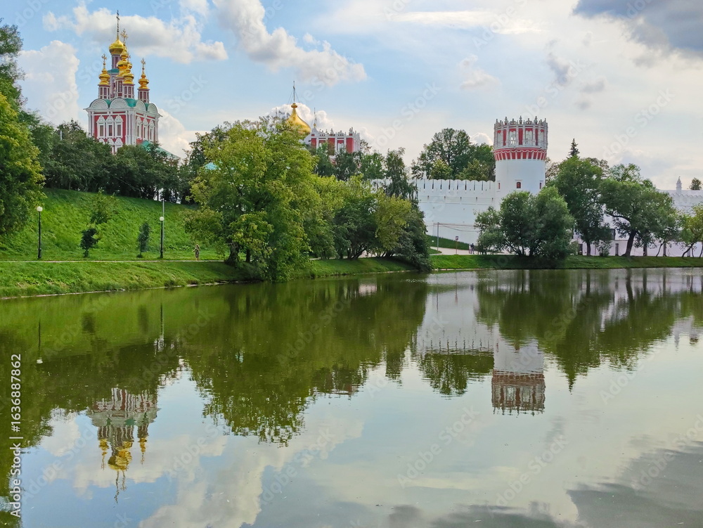 Naklejka premium Summer day at the monastery pond