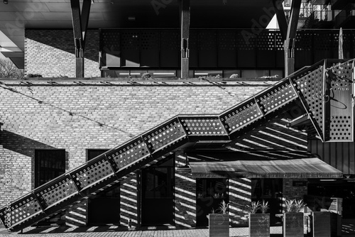 фотографія Black and White Architectural Composition Featuring Geometric Lines and Shadows