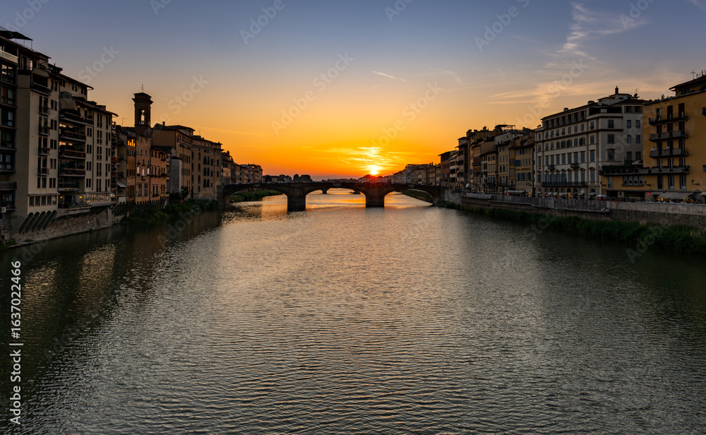 Obraz premium Sunset over Ponte Santa Trinita and the Arno River in Florence, Italy