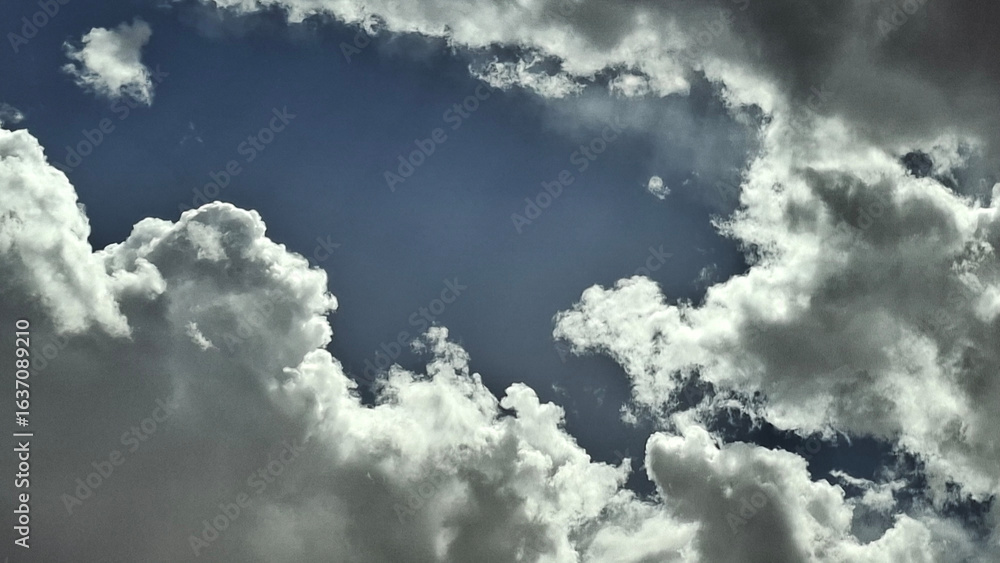 Obraz premium Scattered Clouds Drift Softly Across the Sky