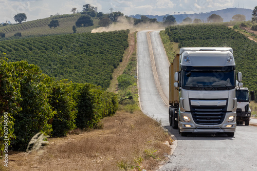Caminhão bi trem carregado com dois containers, viajando por rodovias do Brasil