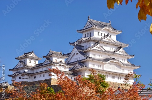 青空に映える国宝 姫路城