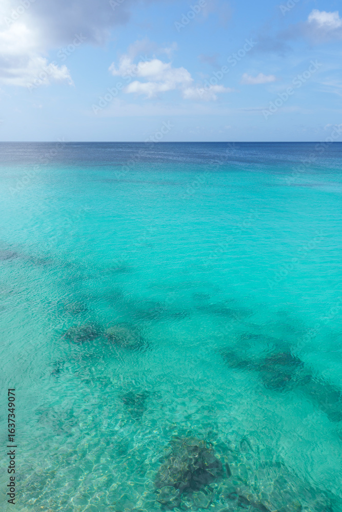 Obraz premium Tropical scenery in Curaçao with crystal-clear waters and a paradise beach. Perfect for travel, luxury, lifestyle campaigns, and high-impact editorial content.