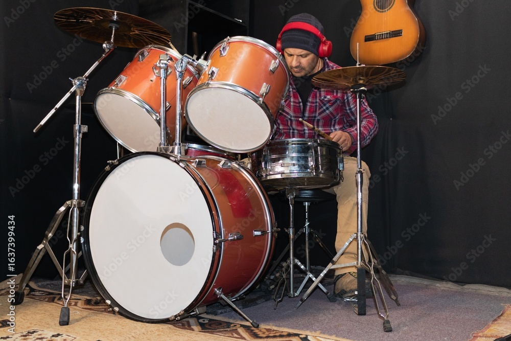 Fototapeta premium Latino musician practices with the drums