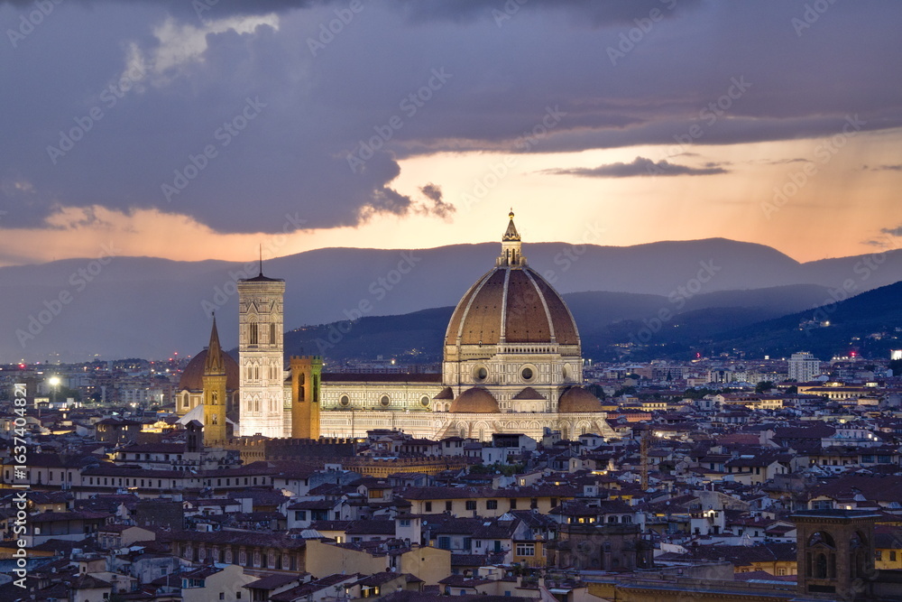 Fototapeta premium View of the Cathedral of Santa Maria del Fiore in Florence at sunset