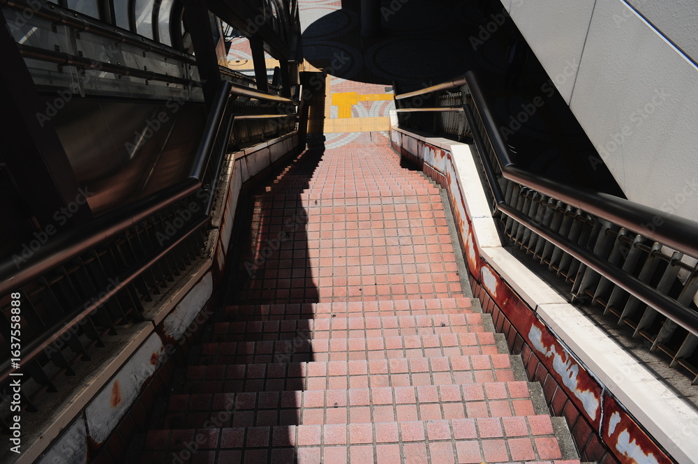 Fototapeta premium 日本の街の風景を見つめる