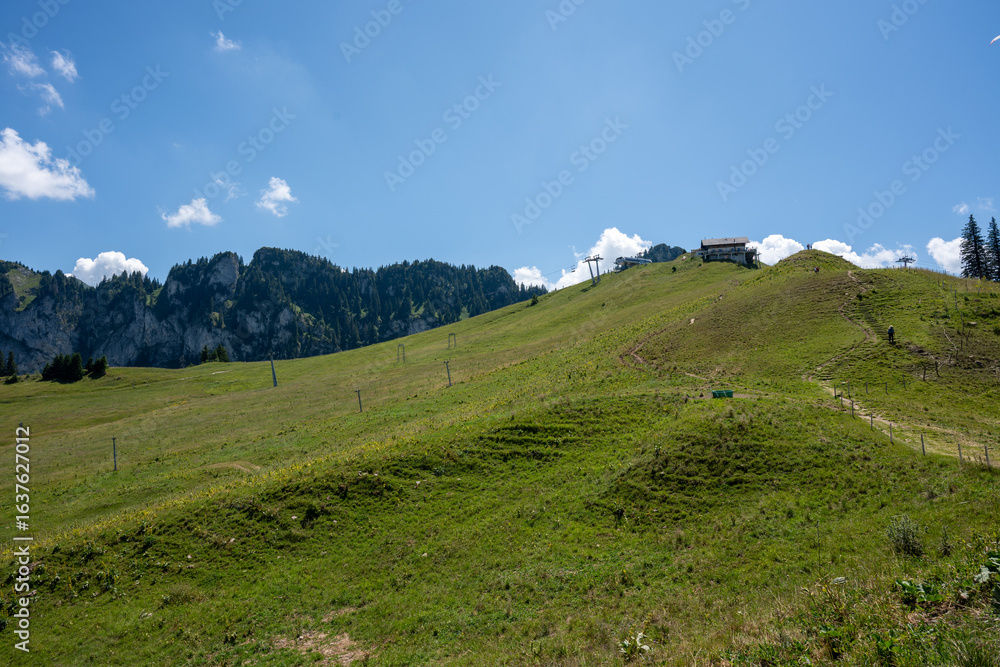 Naklejka premium Magnifique promenade au cœur du patrimoine gruérien qui vous conduit sur les hauteurs de Charmey : Vounetz.