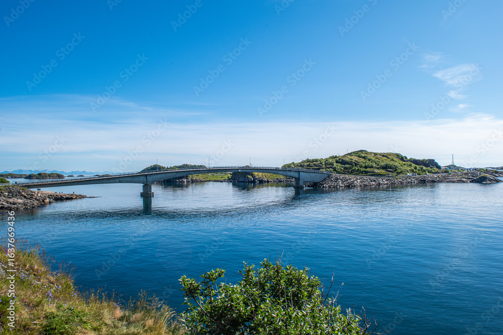Fototapeta premium Henningsvaer: il piccolo villaggio di pescatori nel cuore delle isole Lofoten con il campo da calcio più bello del mondo