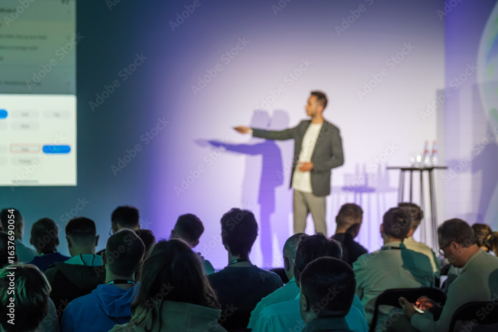 Obraz premium Conference speaker presenting key ideas to audience in professional environment with engaging atmosphere