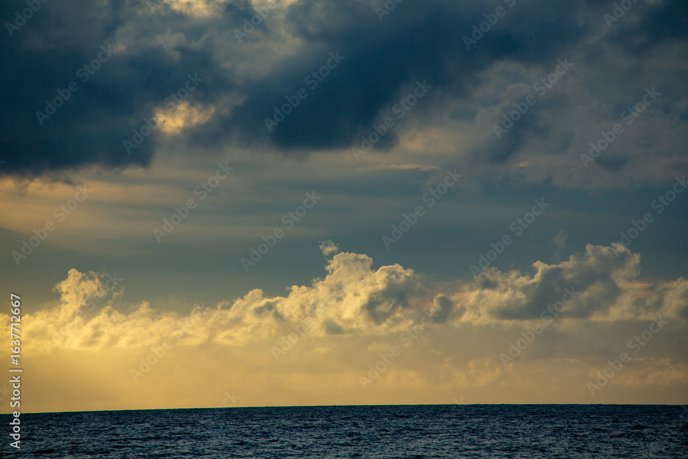 Obraz premium 夏の奄美大島の空。