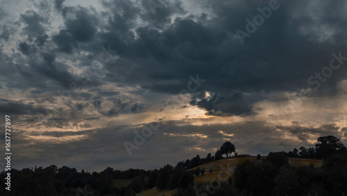 Starker Abendhimmel, dunkle Wolken