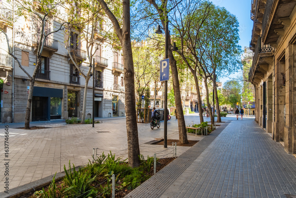 Fototapeta premium Superblock oder Superilla im Viertel Eixample, für Autos stark eingeschränkter Bereich der Stadt in Barcelona, Spanien