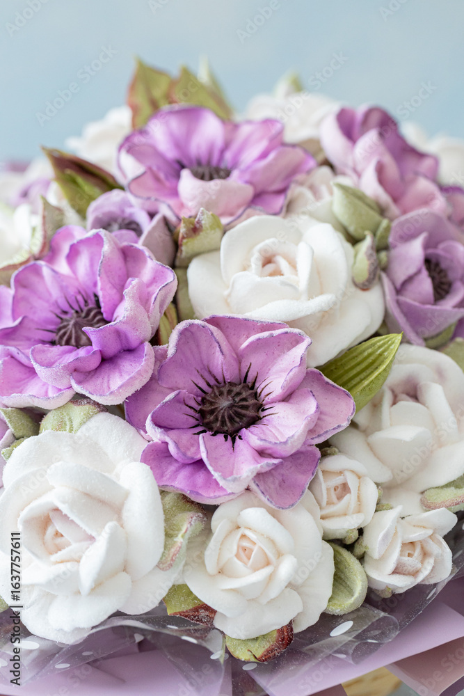 Obraz premium Beautiful bouquet featuring delicate purple and white flowers arranged artistically, showcasing intricate details and textures, perfect for celebrations or decorative purposes